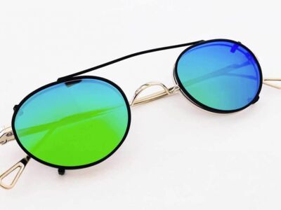 Brille mit Grün-Blau gespiegeltem Sonnenclip
