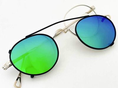 Brille mit Grün-Blau gespiegeltem Sonnenclip vor der Montage